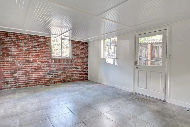 Foto del edificio - (2026 Pre-Leasing) Beautiful 3 Bed / 1 Bath Garden Apartment in Prime Boulder Location!