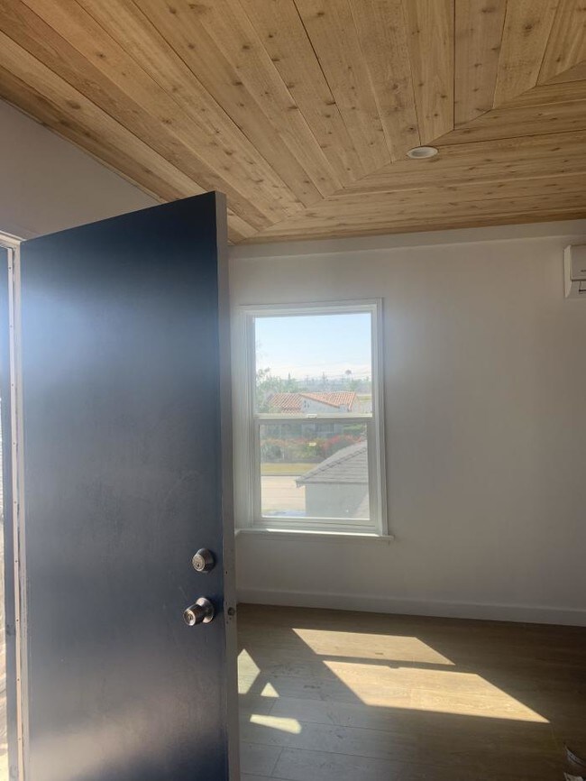 Building Photo - 1 bedroom in Los Angeles CA 90019