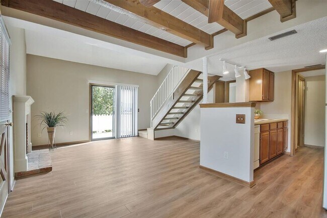 Foto del edificio - Adorable Colonial Oaks Condo in perfect co...