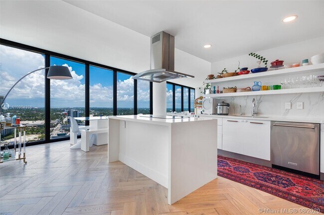 Foto del edificio - 601 NE 36th St