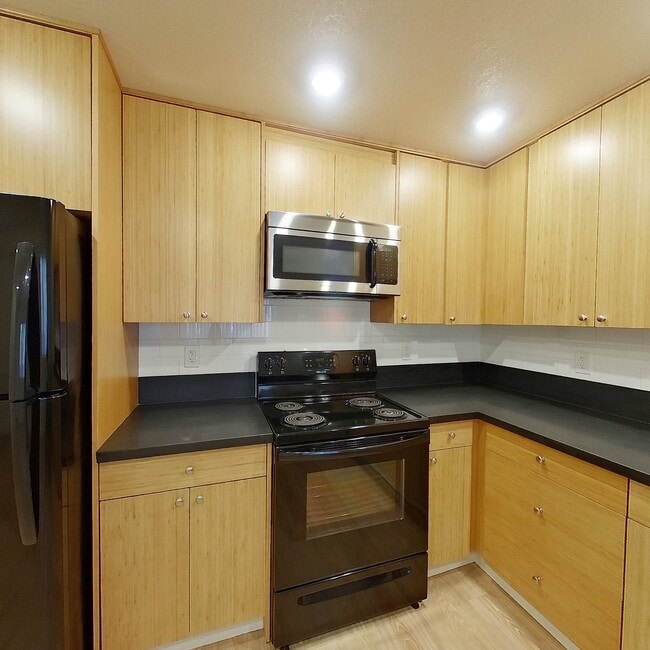 Building Photo - Piedmont Palace