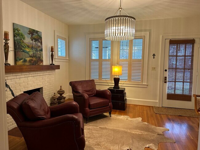 Building Photo - 809 Sunset Dr