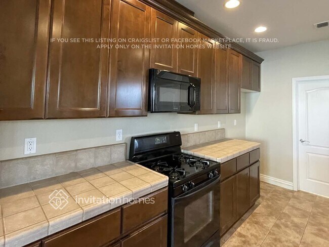 Foto del edificio - 465 Elmwood Ct