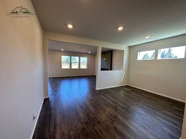 Foto del edificio - Gorgeous 5-bedroom, 3-bathroom home is desirable Springfield neighborhood