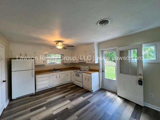 Building Photo - Cozy and Clean on a Cul De Sac-Move In Ready!