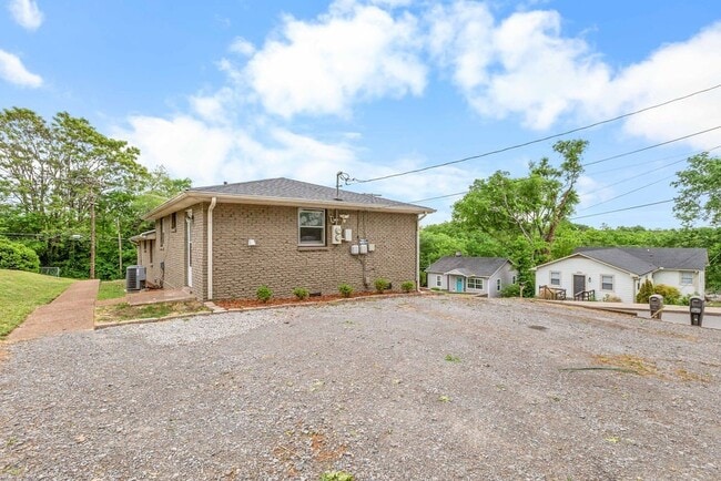 Building Photo - 895a W Sharpe Ave