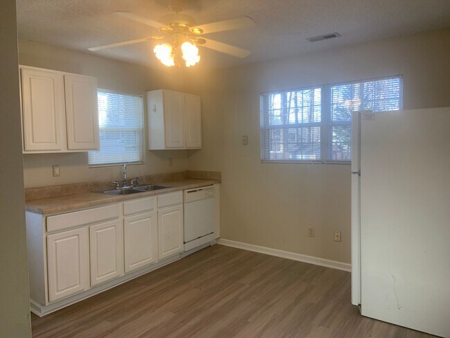 Foto del edificio - Charming 3 BR/1BA convenient to Loop in SE...