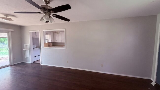 Foto del edificio - Welcoming 2-Bedroom Home with Expansive Backyard