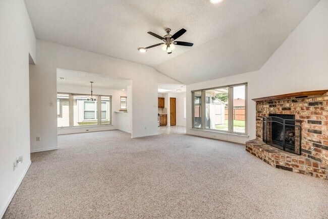 Building Photo - 2031 Lansdown Dr