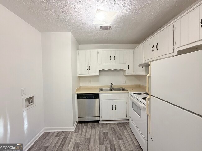 Foto del edificio - 460 Rustwood Dr