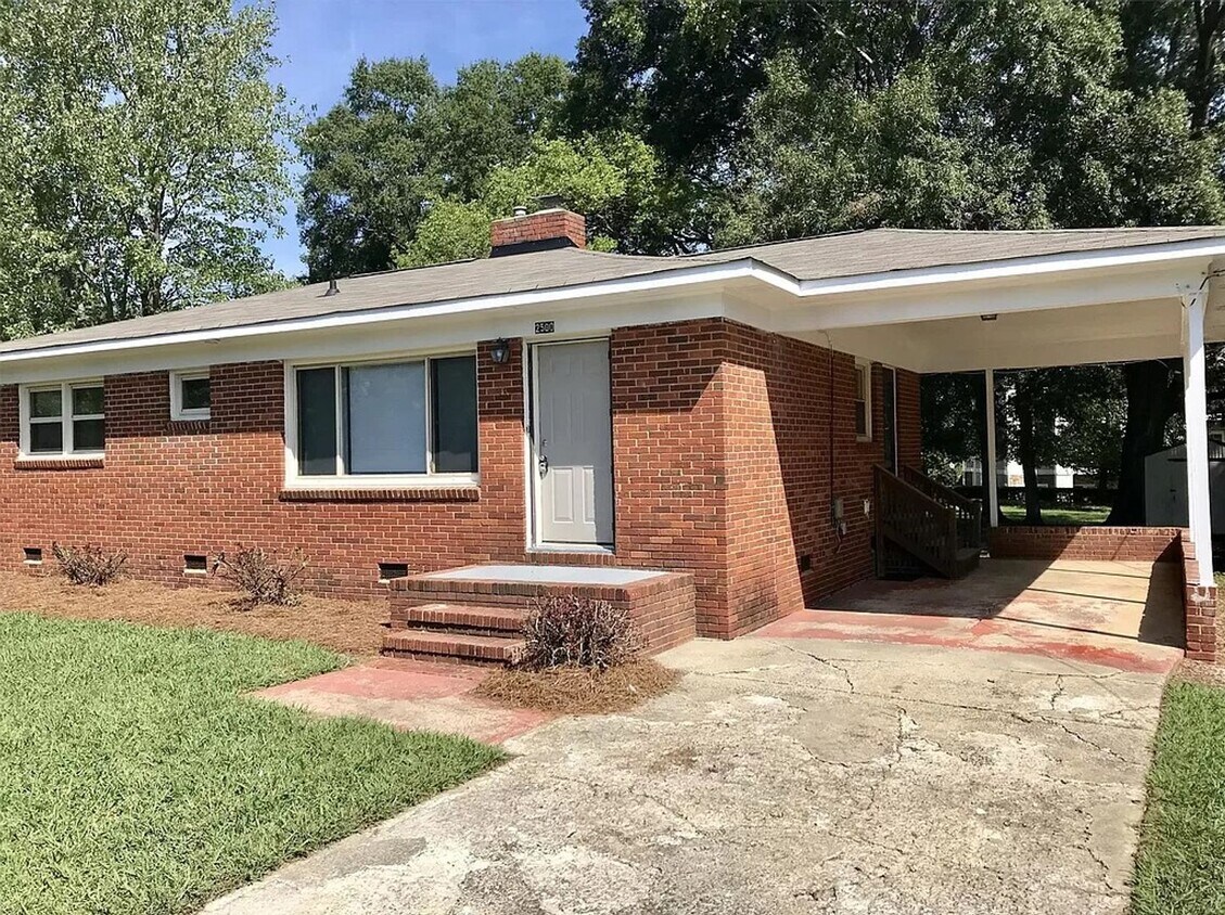 Foto principal - Ranch style 3 bedroom1.5 bath home off S. ...