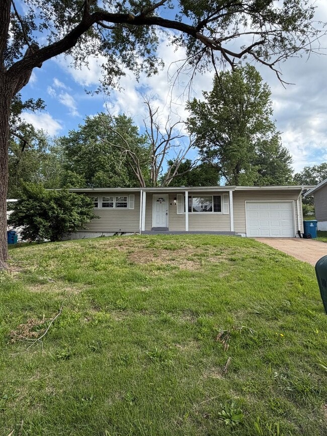 Photo - Spacious 3 Bedroom Rental - Ready for Immediate Move-in! House