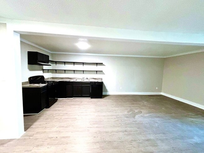 Building Photo - 4818 Morton- Move In Ready!