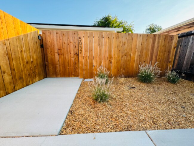 Building Photo - 5037 Kenmore Dr