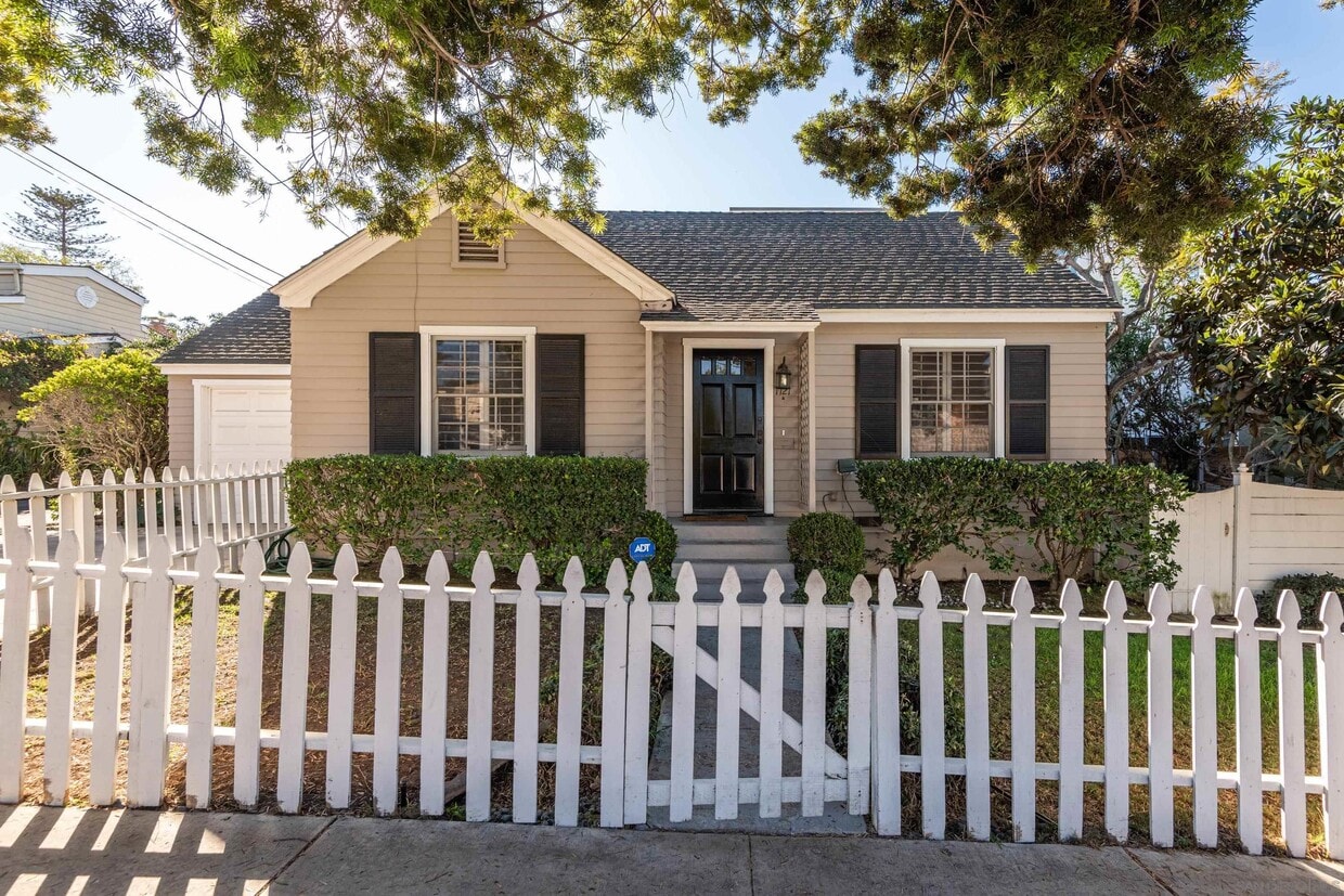 Primary Photo - 1121 Virginia Way