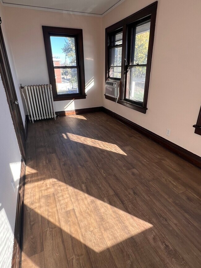 Foto del edificio - 702 N Raynor Ave