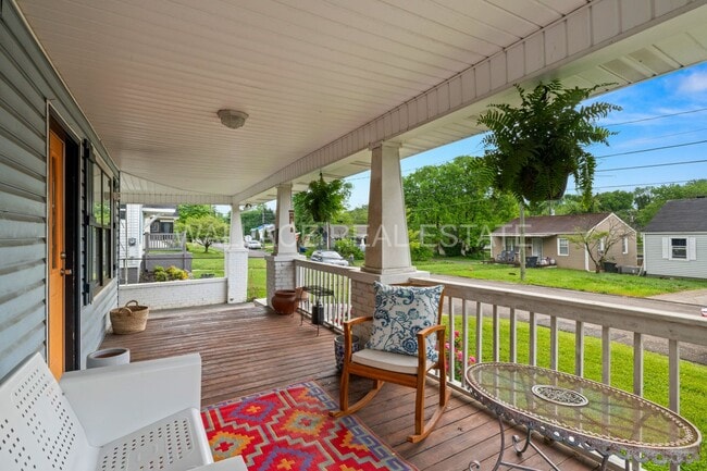 Photo - 1930'S AMAZING CRAFTSMAN HOME...3 BEDROOM/...