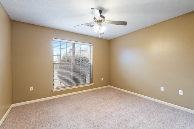 Building Photo - 925 Wineberry Rd