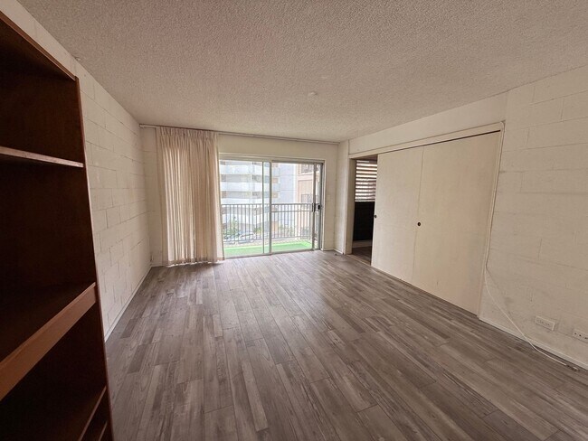 Foto del edificio - Fresh 2/1 Makiki Heights Condo with 1 Parking, Lanai, Pool, Open floor plan, & Walk-in closet