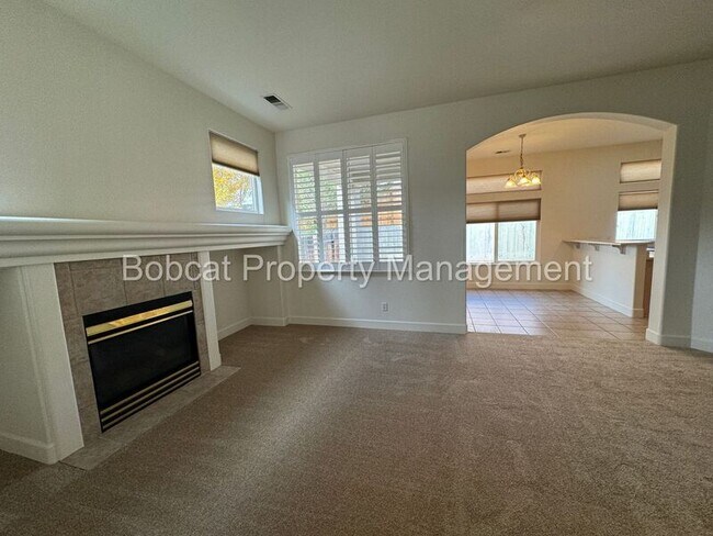 Building Photo - 2932 Oxbow Dr