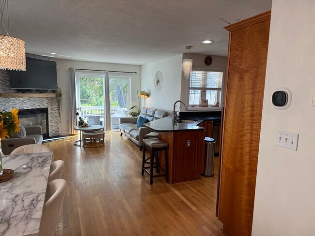 Foto del edificio - 319 Farrwood Dr