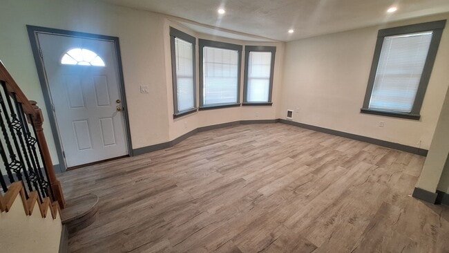 Building Photo - 4 bedroom 2.5 bath home with main level be...
