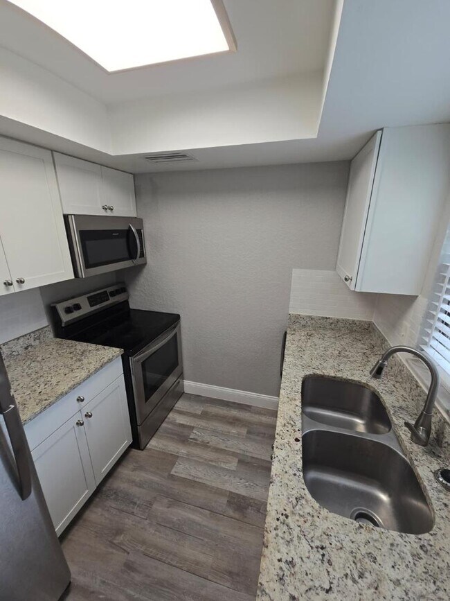 Building Photo - 600 N Grove St