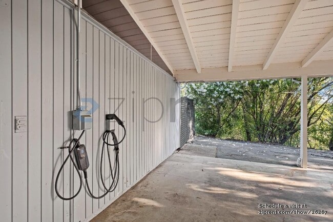Building Photo - Unit