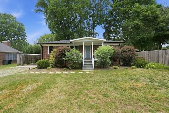 Foto del edificio - Beautifully Updated 3BR Home in an Established Burlington Neighborhood