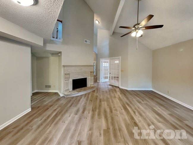 Building Photo - 623 Lockhart Ct NE