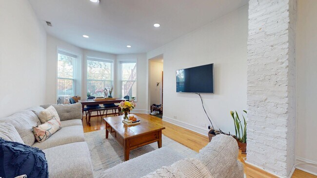 Foto del edificio - 3233 N Wilton Ave