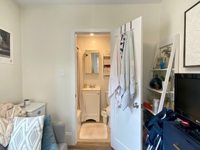 Building Photo - 37 Joy St