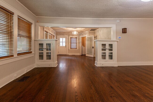 Foto del edificio - Historic Craftsman Charm: 3-Bedroom Home w...