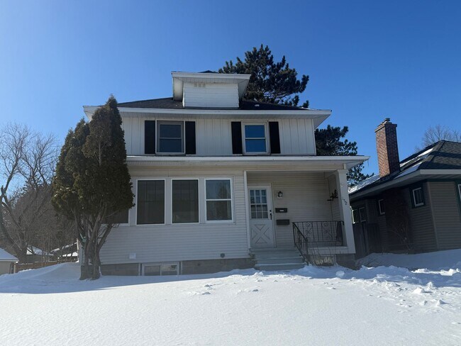 Building Photo - Duluth MN 6-Bedroom - 2-Bath - 2-Car Garage