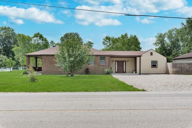Building Photo - Remodeled 3 Bedroom 2 Full Bath Brick Ranc...