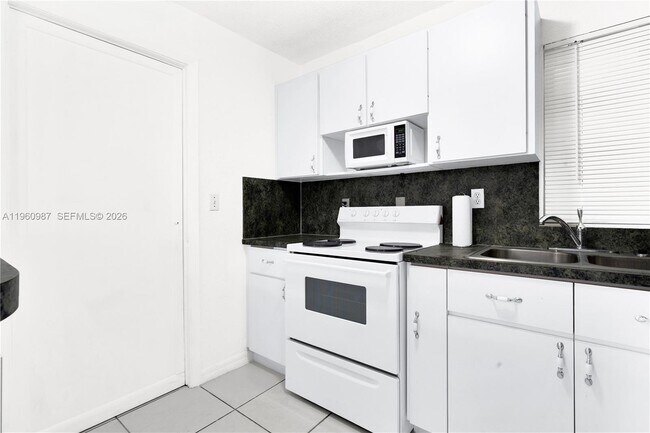 Building Photo - 630 SW 62nd Ave