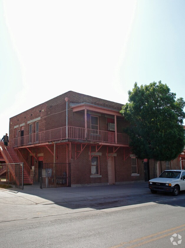 Foto del edificio - 332 Leon Street