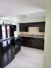 Building Photo - 103 Sun King Cres