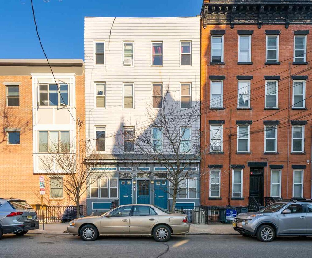 Foto principal - 466 Monmouth St