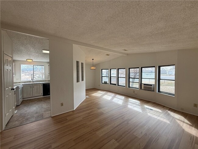 Foto del edificio - 2381 E Butler Ave