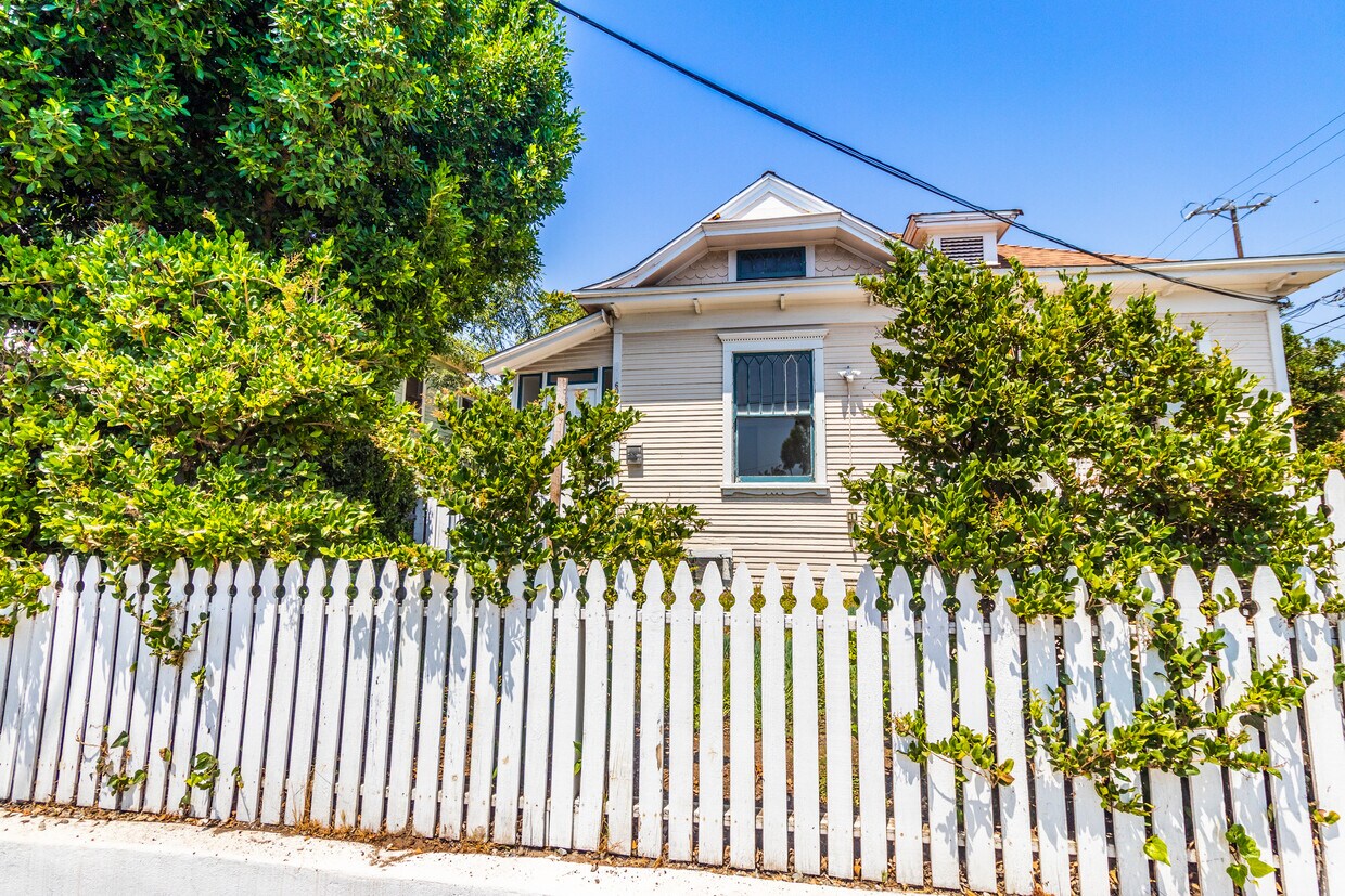 Foto principal - 6039 Piedmont Ave