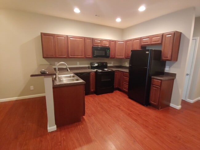 Foto del edificio - Best in Forest Park.  2016 Construction!!