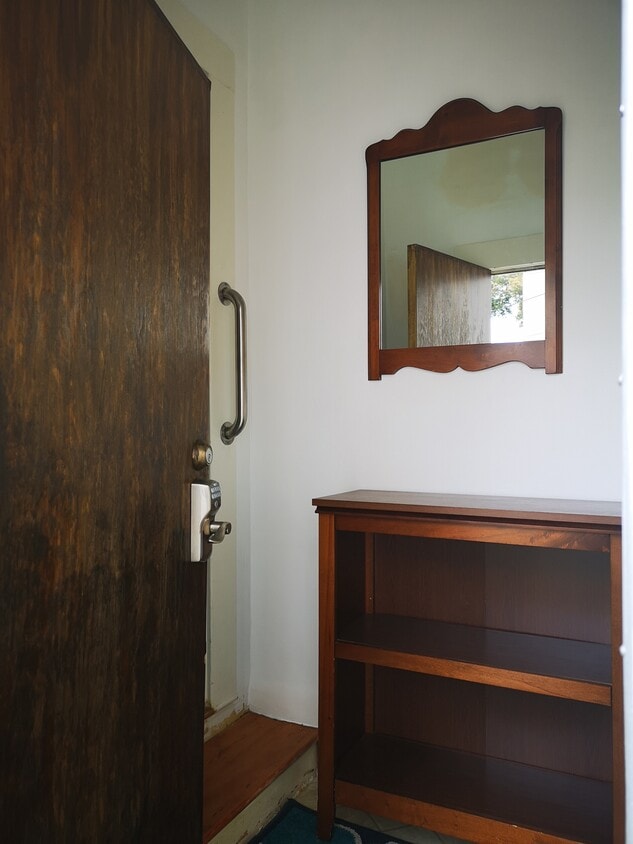 Small entrance hall with shelf and mirror - 1550 Portola Dr