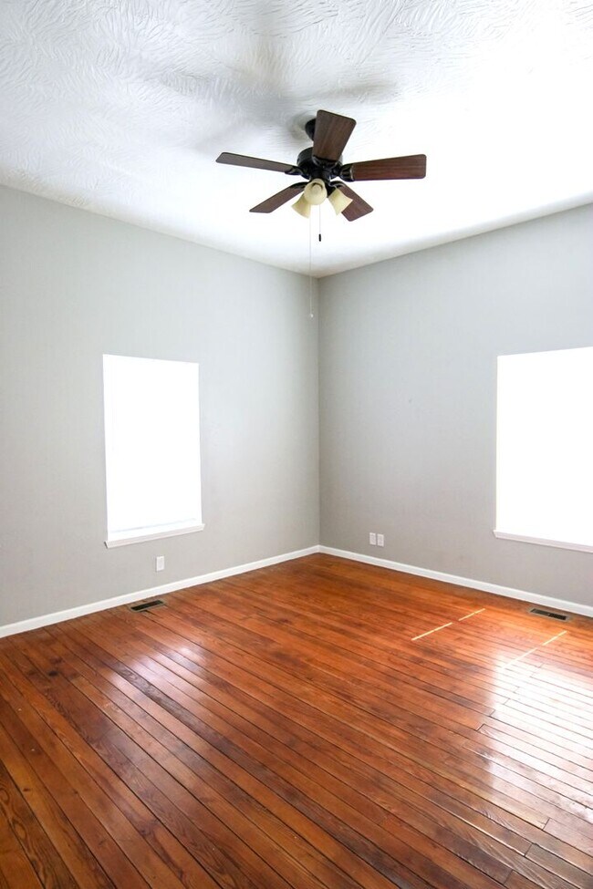 Building Photo - **Spacious 3 bed 2 bath w/ Fenced In Back ...