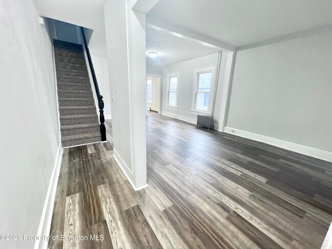 Building Photo - 606 Taylor Ave