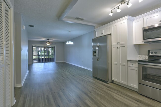 Foto del edificio - Renovated 2-Bedroom, 2-Bath Condo in Eustis