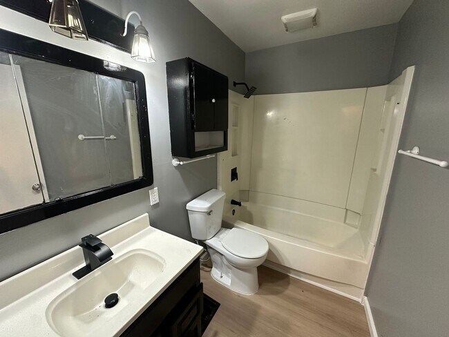 Building Photo - 294 N Edgehill Ave