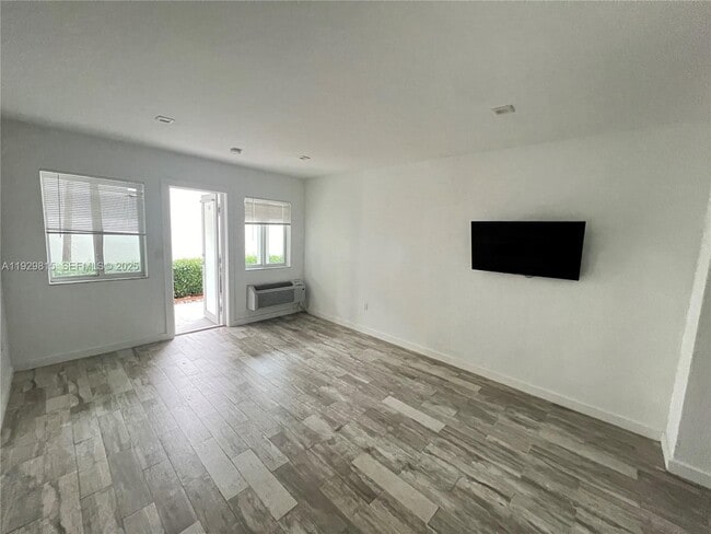 Foto del edificio - 220 Collins Ave