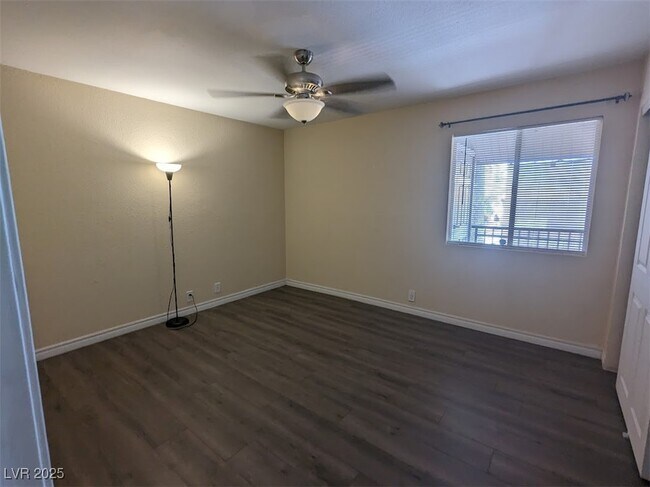 Foto del edificio - 5044 River Glen Dr