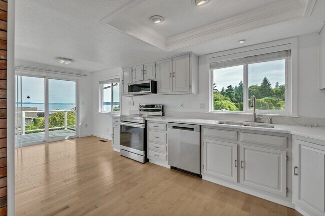 Building Photo - 4 bedroom home in Federal Way with breatht...